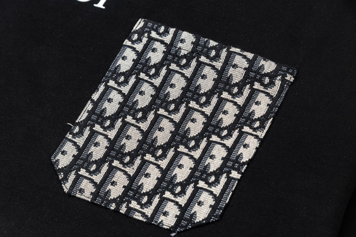 Creative embroidered pocket T-shirt