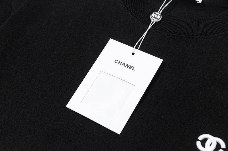 Simple embroidered cotton T-shirt