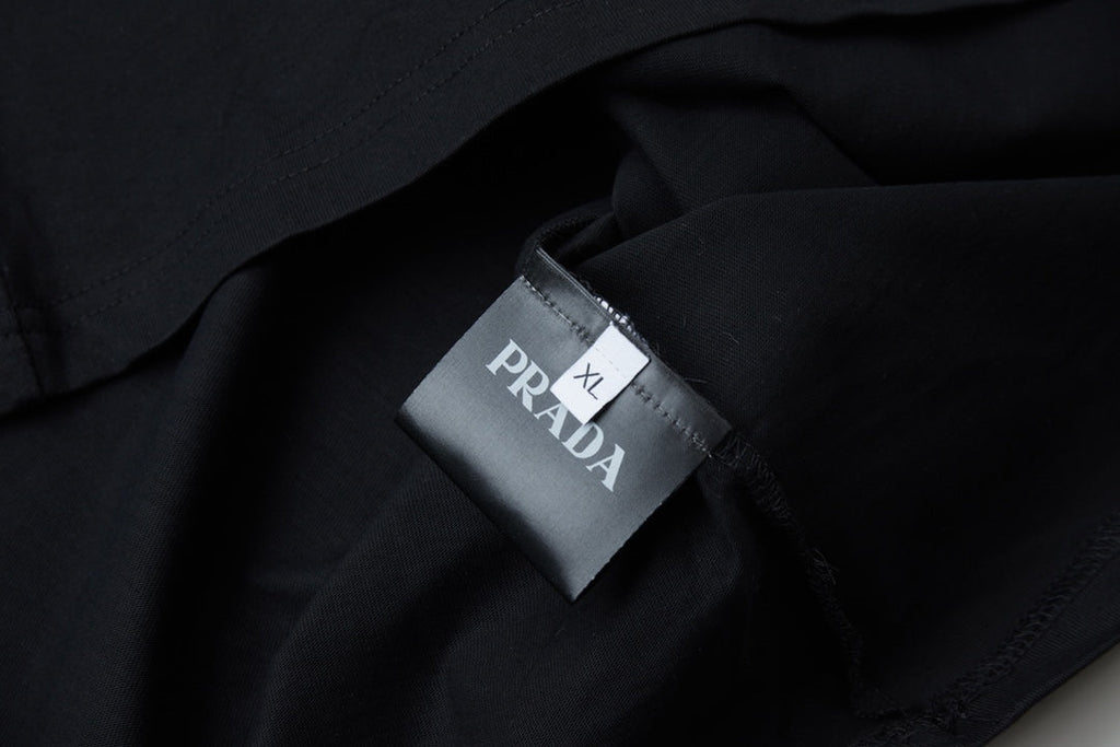 Three-dimensional leather patch T-shirt