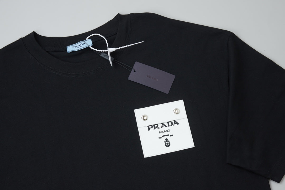 Three-dimensional leather patch T-shirt