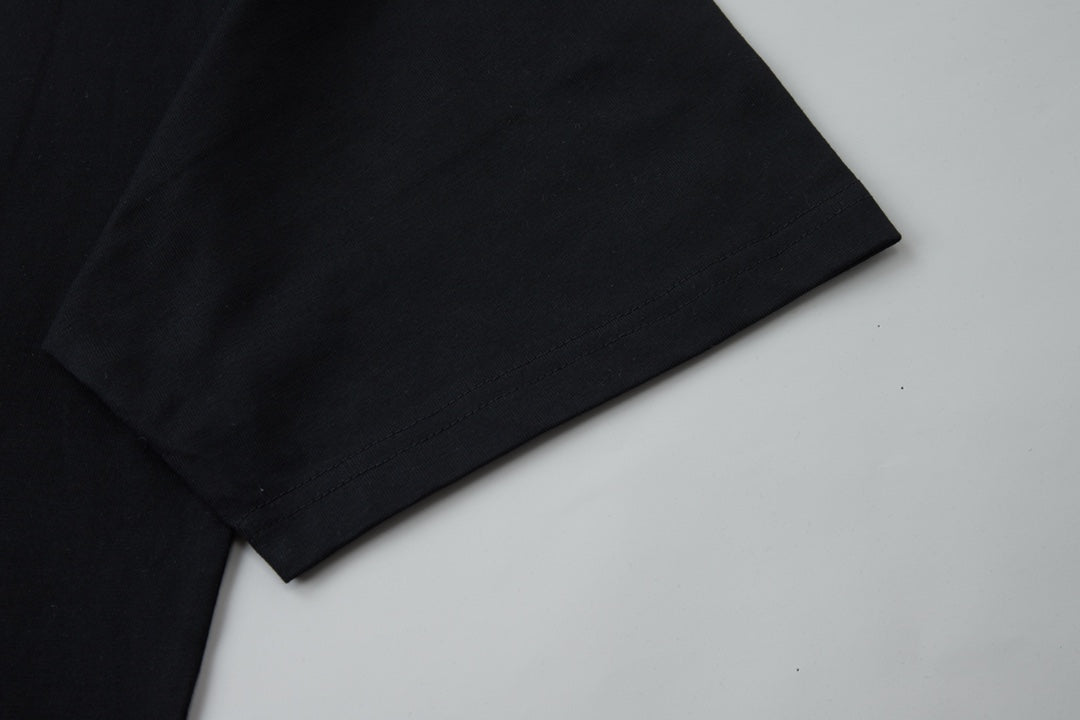 Three-dimensional leather patch T-shirt