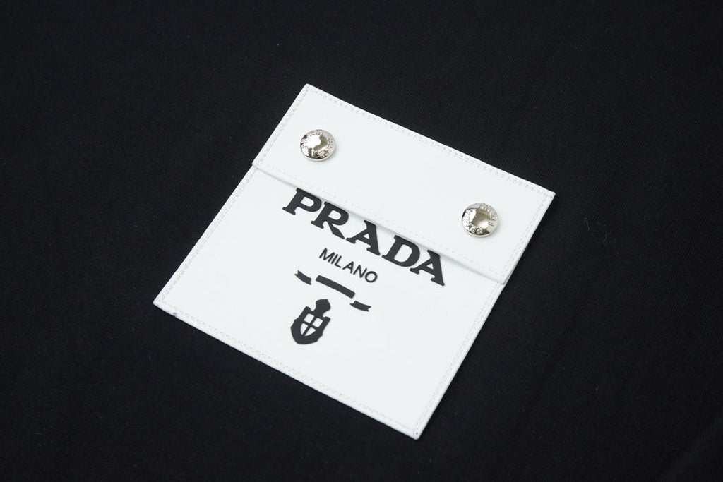 Three-dimensional leather patch T-shirt